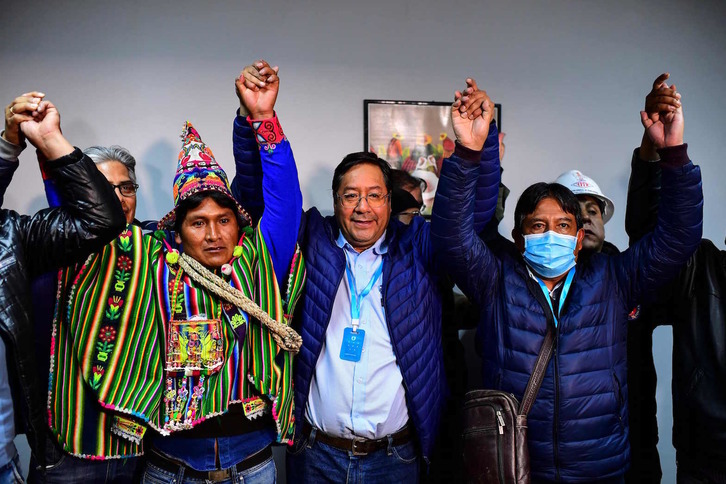 Luis Arce celebrando la victoria electoral durante las últimas elecciones en Bolivia. (Ronaldo SCHEMIDT / AFP)