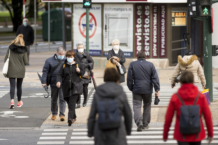 Personas caminando por Iruñea con la mascarilla. (Iñigo URIZ/FOKU)