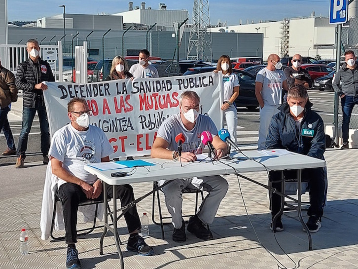 Representantes de ELA, LAB y CGT en la comparecencia de hoy a las puertas de la fábrica de Volkswagen Navarra. (LAB)