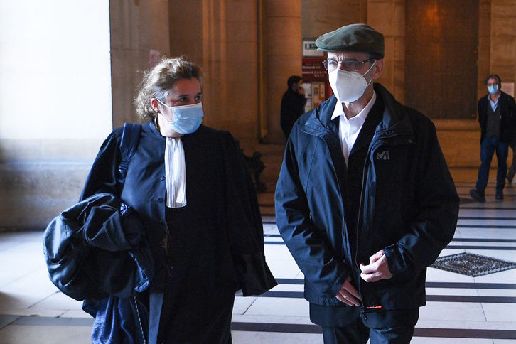Josu Urrutikoetxea, bere abokatuarekin batera, gaur arratsaldean, Parisko Dei Auziegitan. (Christophe ARCHAMBAULT / AFP
