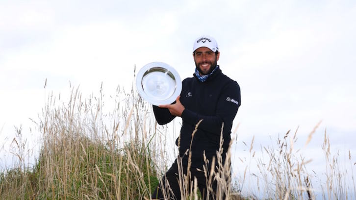 Adrián Otaegui posa con el trofeo logrado en Saint Andrews. (EUROPEAN TOUR)