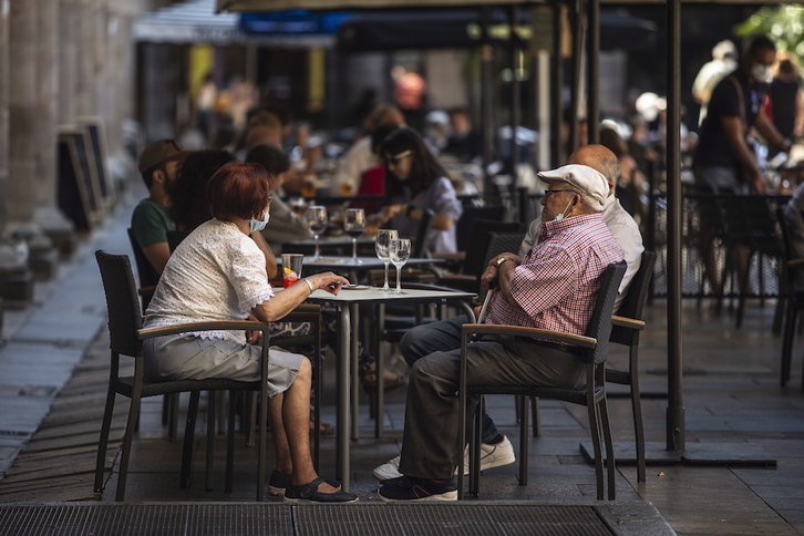 Las terrazas no tendrán que reducir su aforo según la nueva orden. (Aritz LOIOLA/FOKU)