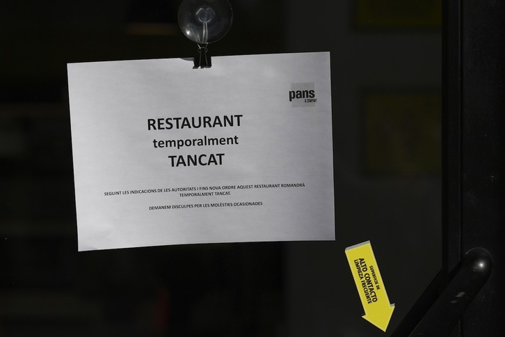 Una cadena de comida rápida anuncia su cierre temporal por la medidas del Govern. (Lluís GENÉ/AFP)