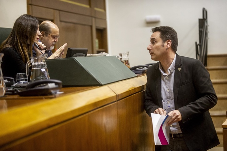 Iker Casanova, en una sesión en el Parlamento de Gasteiz. (Jaizki FONTANEDA / FOKU)