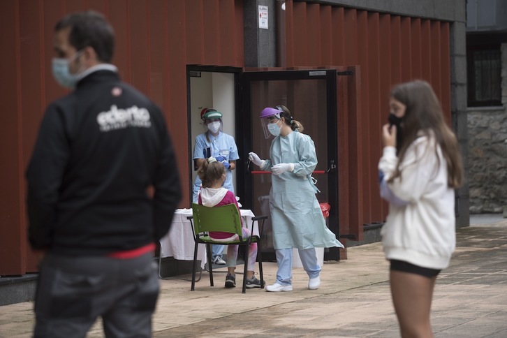Sanitarias realizan pruebas PCR en Zestoa durante el rebrote de septiembre. (Juan Carlos RUIZ/FOKU)