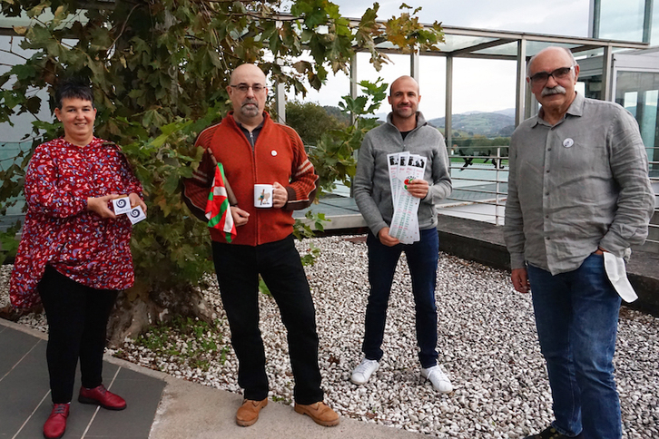 Sortzeneko idazkari eta koordinatzaile Aitziber Garmendia, AEK-ko Korrikaren arduradun Asier Amondo, Seaskako egutegiaren arduradun Ramuntxo Etxeberri eta Errigorako presidente Natxi Aranburu,Donostian. (ERRIGORA)