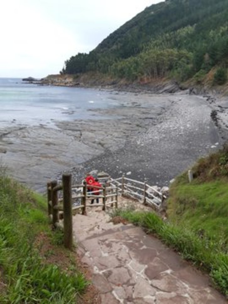 Miembros de la Cruz Roja en la playa de Ogeia. (@112_SOSDeiak)
