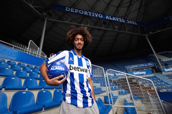 Tavares posa con la camiseta del Alavés en Mendizorrotza. (DEPORTIVO ALAVÉS)