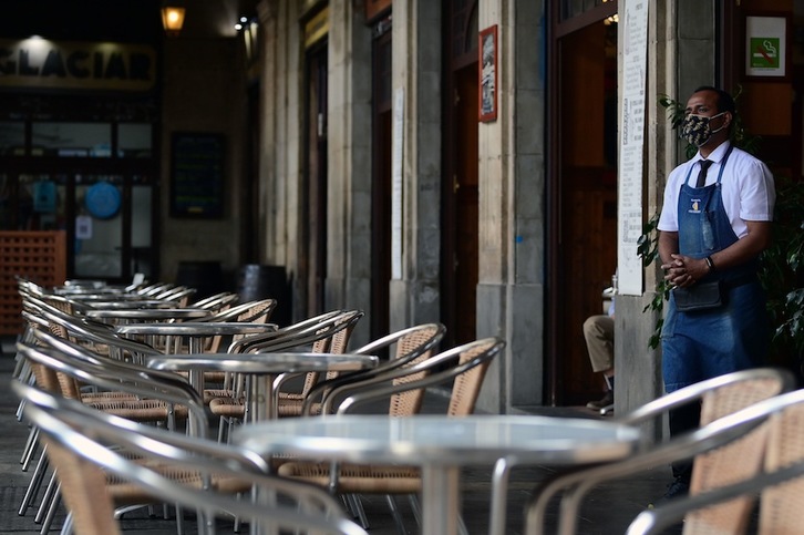Imagen de un bar de Barcelona antes del cierre de la hostelería por 15 días. (Lluís GENÉ/AFP)