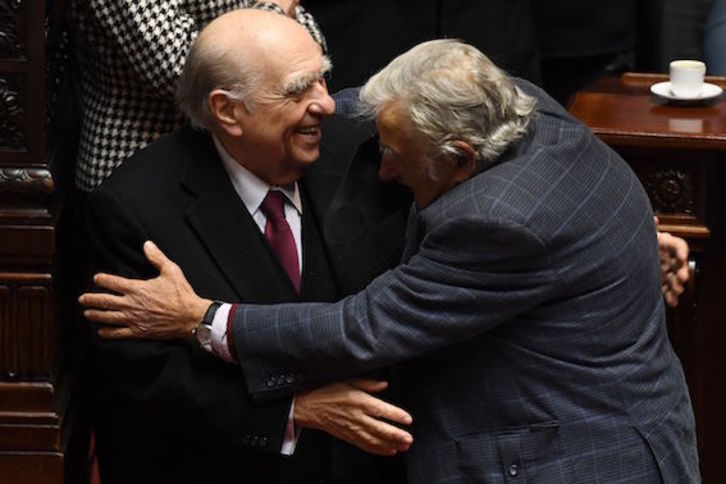 Julio Sanguinetti junto a José Mujica. (Pablo PORCIUNCULA / AFP)