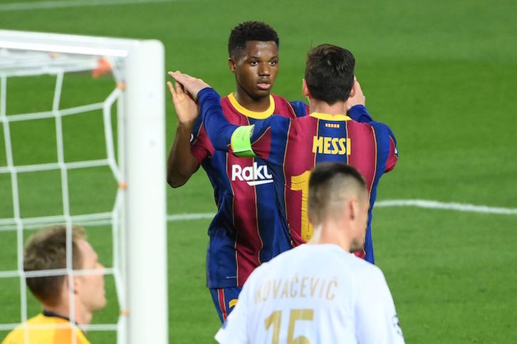 Ansu Fati recibe el saludo de Leo Messi tras el gol del joven jugador. (Lluis GENÉ/AFP)