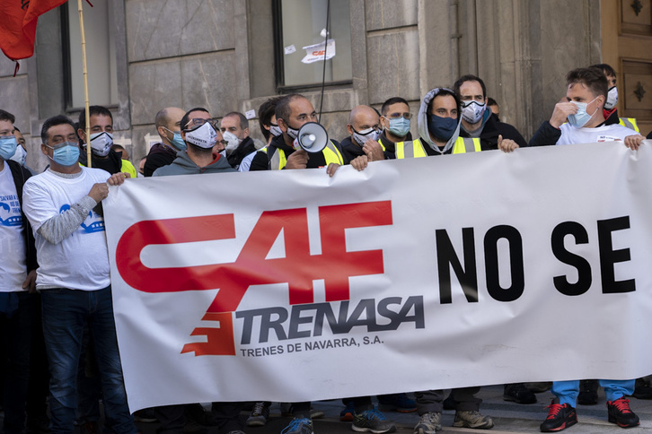 Concentración de trabajadores de Trenasa-Castejón ante la sede de CAF en Beasain. (Gorka RUBIO/FOKU)