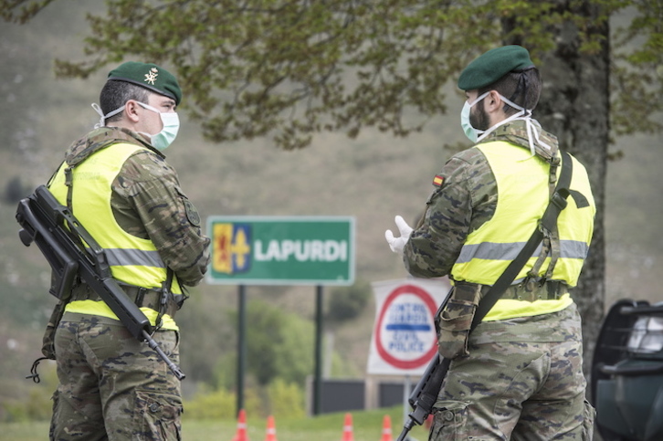 Muga cerrada en el paso de Lizarrieta, que une Sara y Etxalar, en la primera ola de la pandemia. (Jagoba MANTEROLA/FOKU)