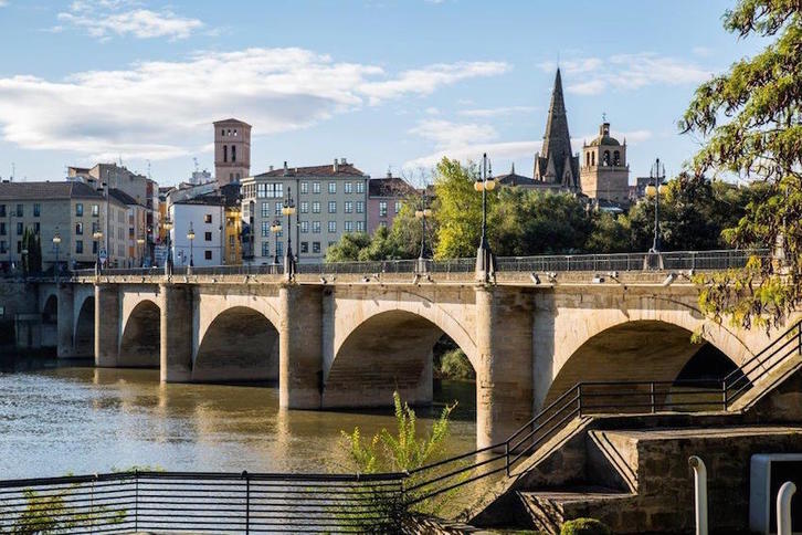 Vista de Logroño desde el río Ebro. (LARIOJATURISMO.COM)