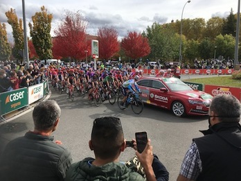 Momento de la salida de la etapa de la Vuelta en Iruñea.