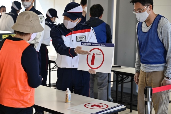 Un operario hace indicaciones a un voluntario (Charly TRIBALLEAU / AFP)