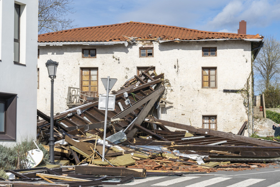 El viento ha derribado la última planta de la casa de cultura de Orendain, Gipuzkoa. (Gorka RUBIO/FOKU)