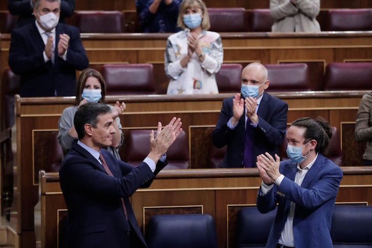 Sánchez, aplaudido también por Iglesias tras su respuesta. (Manu FERNANDEZ | AFP)