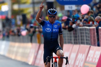 Ben O’Connor celebra su victoria tras la decepción del segundo puesto del martes. (Luca BETTINI/AFP)