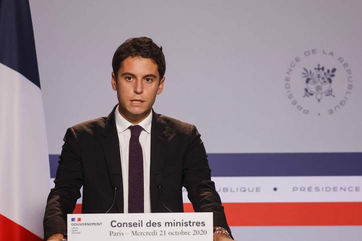 El portavoz del Gobierno francés, Gabriel Attal, habla con la prensa en el Elíseo en París después de asistir a la reunión semanal del gabinete. (Ludovic MARIN/AFP)