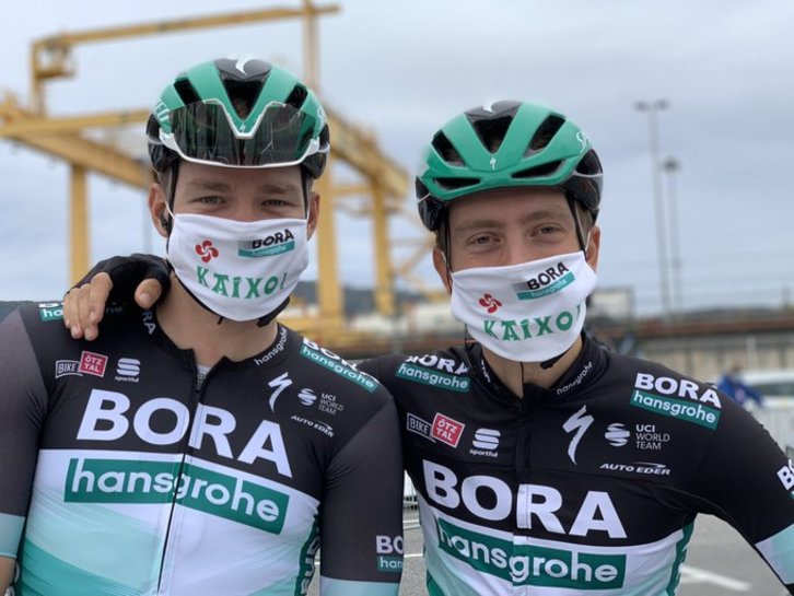 Laas y Schelling posando con «Kaixo» en la salida de Irun. (@BORAhansgrohe)