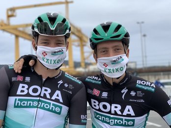 Laas y Schelling posando con «Kaixo» en la salida de Irun. (@BORAhansgrohe)
