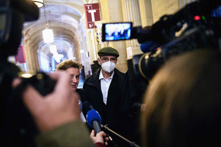 Josu Urrutikoetxea, bere abokatuaren ondoan, auzitegian. (Christophe ARCHAMBAULT / AFP