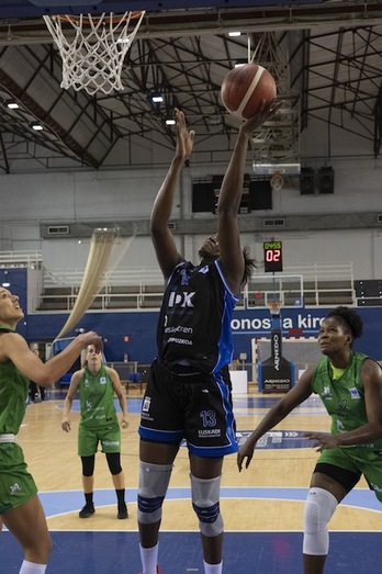 Meiya Tirera le ha ganado la partida en la pintura a Tamara Seda y Tamara Abalde. (Jon URBE / FOKU)