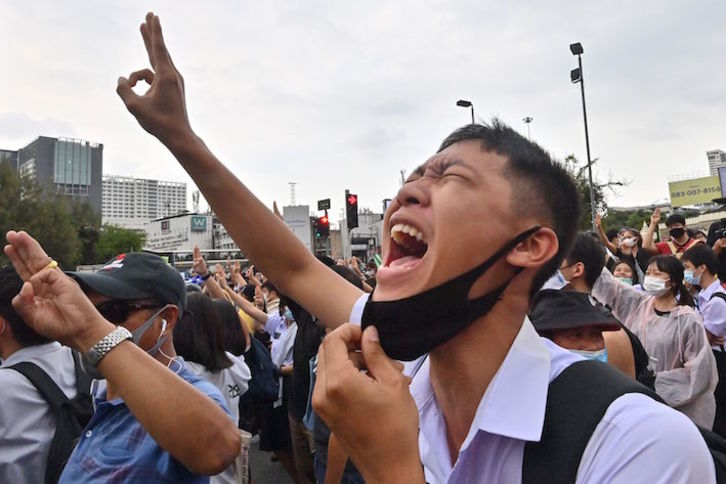 Ikasle gazteek gidatzen dute Thailandian erreforma demokratikoak eskatzen dituen mugimendua. (Mladen ANTONOV/AFP)