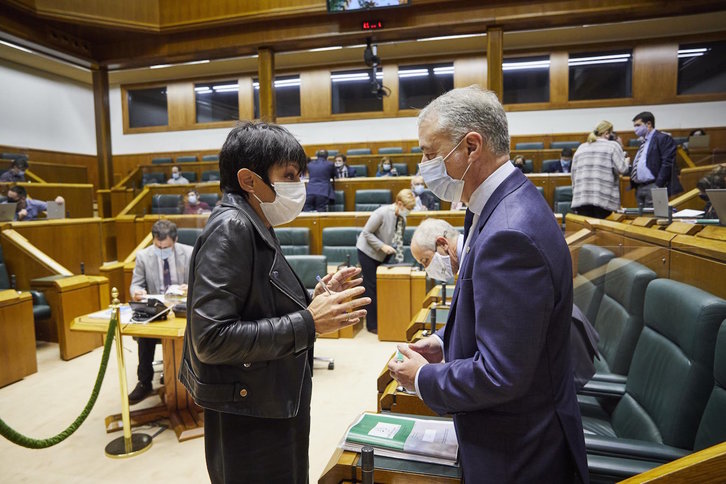 Iriarte eta Urkullu, gaur, Gasteizko Legebiltzarrean. (@MaddalenIriarte)