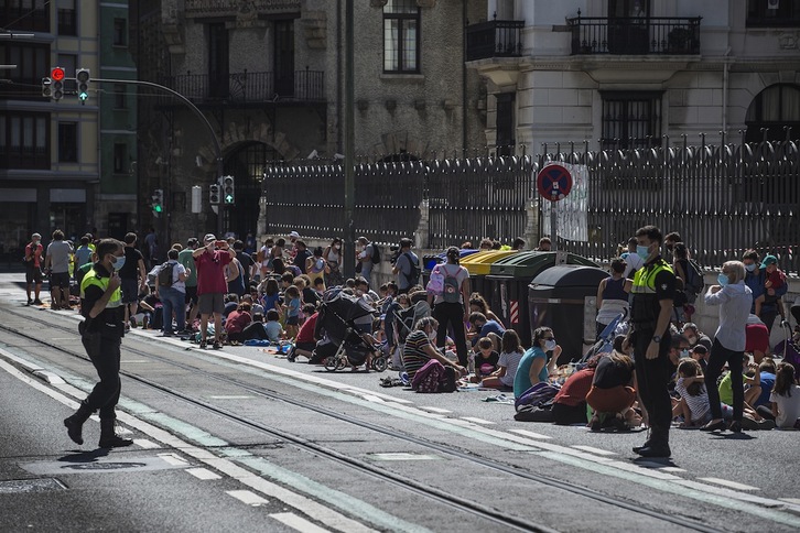Movilización del alumnado de la escuela de Atxuri en el inicio del curso. (Aritz LOIOLA/FOKU)