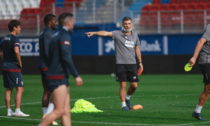 Mendilibar dirige un entrenamiento en Ipurua. (SD Eibar)