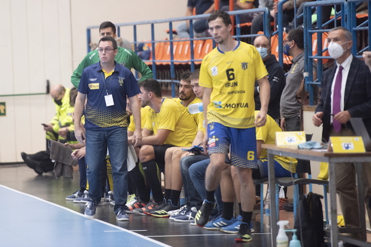 Jacobo Cuétara sigue a sus jugadores durante un encuentro. (Gorka RUBIO/FOKU)