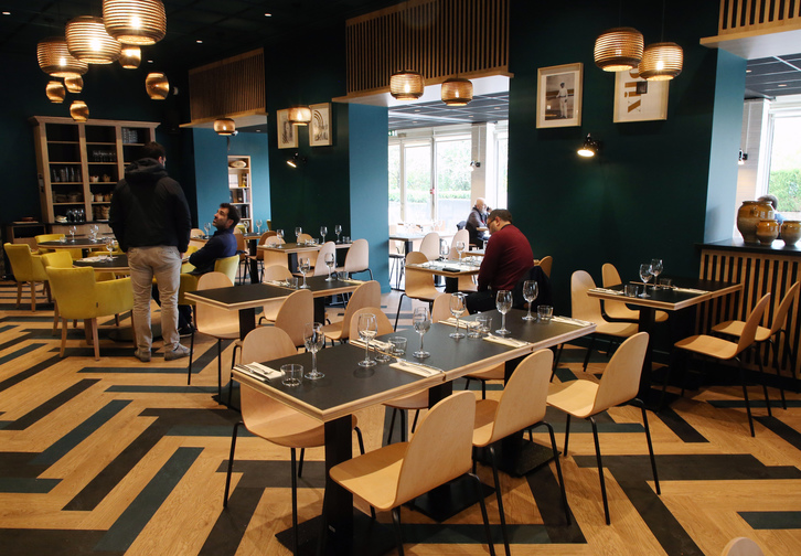 Vista interior de la sala del restaurante del Trinquet Moderne, en Baiona. (Bob EDME)