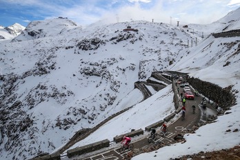 Stelvio gaina, erabat elurtuta, txirrindulariak pasa diren unean (Luca BETTINI / AFP)