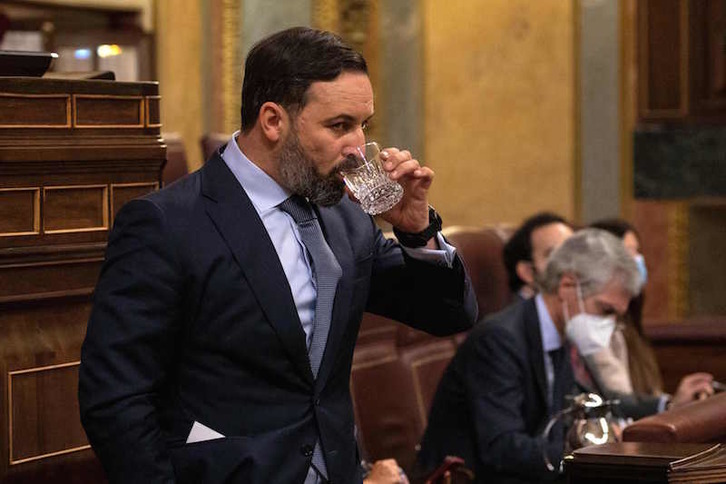 Abascal, digiriendo el fiasco con un vaso de agua. (Pablo VELÁZQUEZ | AFP)