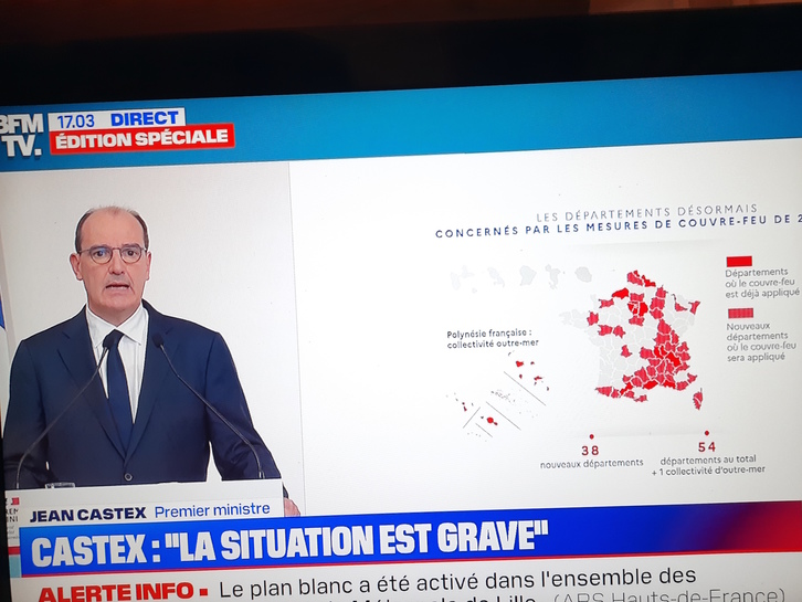 Imagen de televisión en la que se ve el mapa del toque de queda desvelado por Castex. (Naiz)
