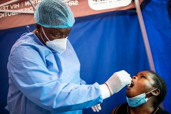 Una enfermera toma muestras con un hisopo en Sudáfrica. (Luca SOLA/AFP)