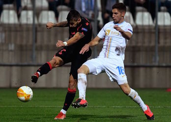 Portu dispara en uno de los muchos intentos de la Real de encontrar la portería del Rijeka. (Denis LOVROVIC/AFP)