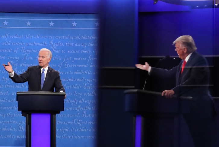 Biden y Trump, durante el debate de anoche. (Chip SOMODEVILLA / AFP)