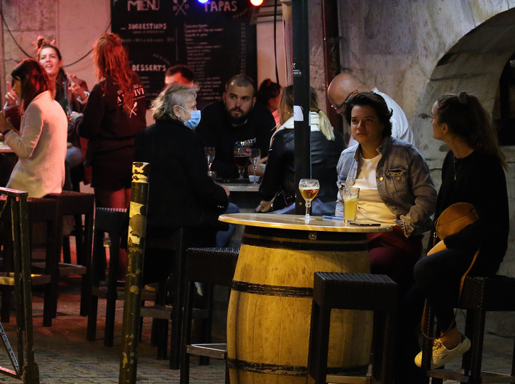 Zona de bares de Baiona antes de la entrada en vigor, ayer jueves, de la orden de cierre a las 22.00. (Bob EDME)