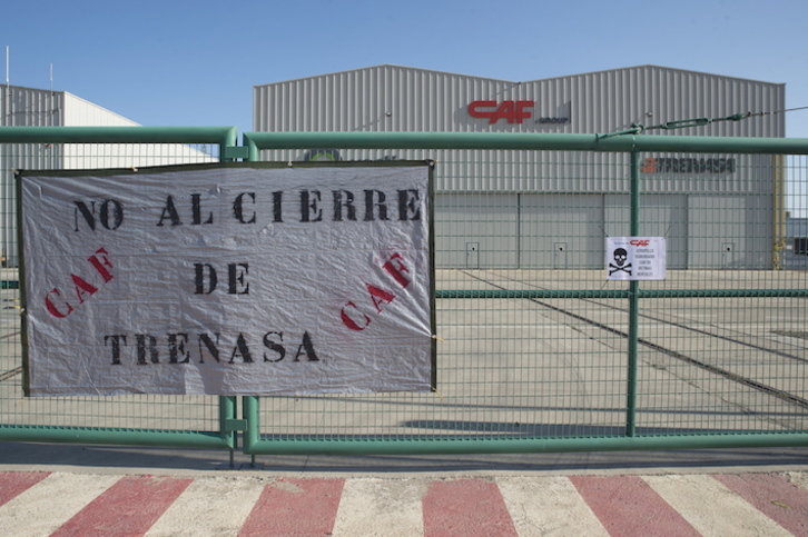 Cartel contra el cierre de Trenasa en el acceso a la factoría de Castejón. (Iñigo URIZ/FOKU)