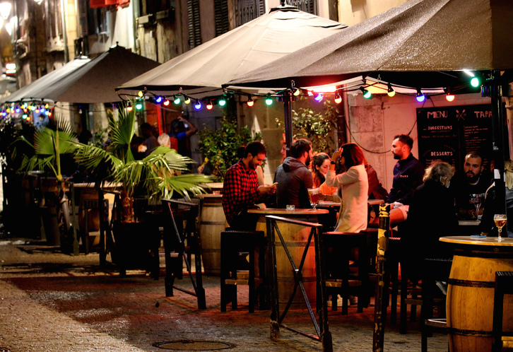 Zona de bares de Baiona antes de la entrada en vigor, ayer jueves, de la orden de cierre a las 22.00. (Bob EDME)