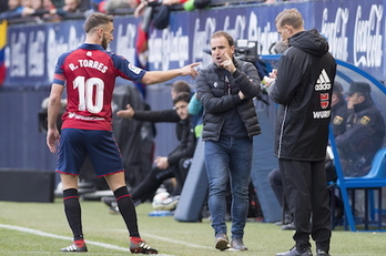 Arrasate da instrucciones a Roberto Torres en el derbi del año pasado en El Sadar. (Iñigo URIZ / FOKU)
