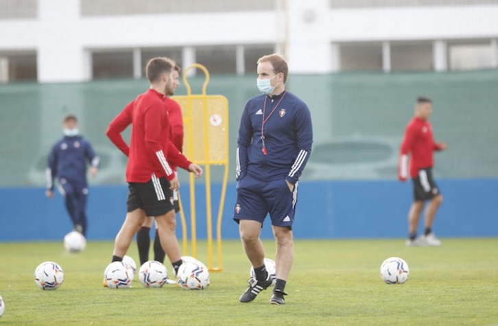 Arrasate durante el último entrenamiento previo al derbi ante el Athletic. (@CAOSasuna)