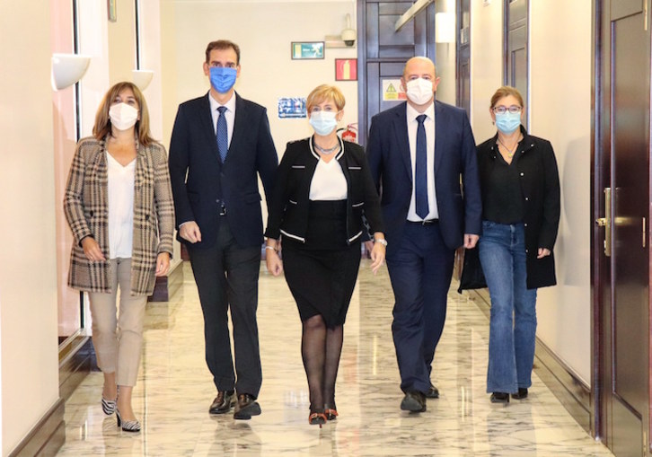 Arantxa Tapia, en el centro, en los pasillos del Parlamento. (IREKIA)