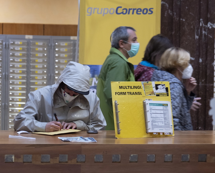 La CGT ha denuciado que se han producido contagios en varios centros de trabajo de Correos. (Jon URBE/FOKU)