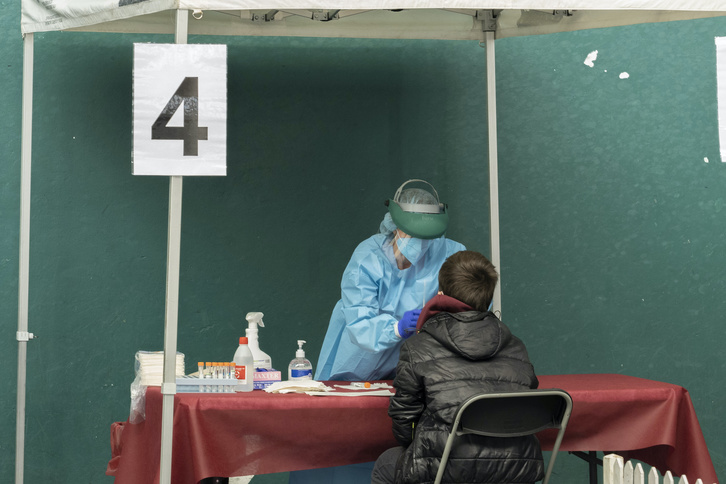 PCR probak Ordiziako frontoian. (Gorka RUBIO/FOKU)