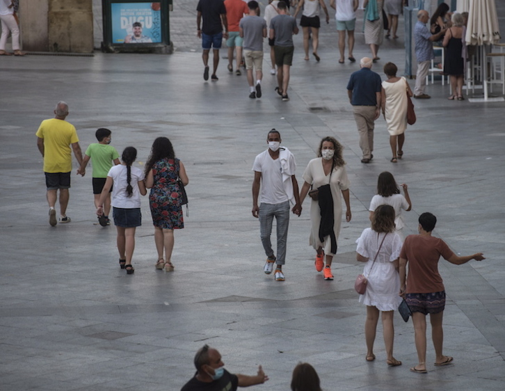 Personas de paseo por Donostia. (Gorka RUBIO/FOKU)
