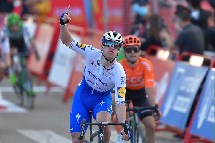 Sam Bennett celebra su tercera victoria en dos participaciones en la Vuelta.  (Ander GILLENEA/AFP)